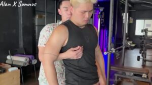 健身房金发壮汉深蹲架前与肌肉兄弟贴身训练汗光交织 1017 MB